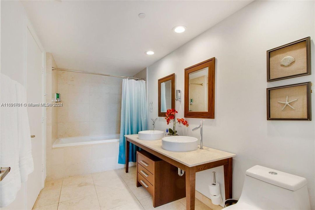 For Sale: $750,000 (1 beds, 1 baths, 842 Square Feet)