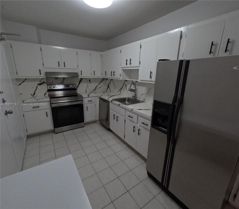 For Rent: $2,750 (1 beds, 1 baths, 1019 Square Feet)