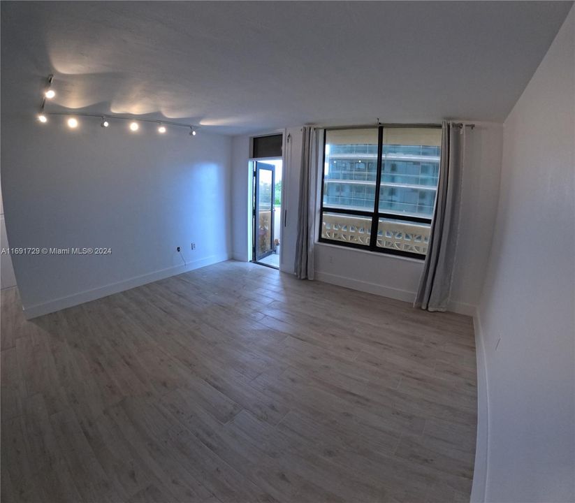 For Rent: $2,750 (1 beds, 1 baths, 1019 Square Feet)