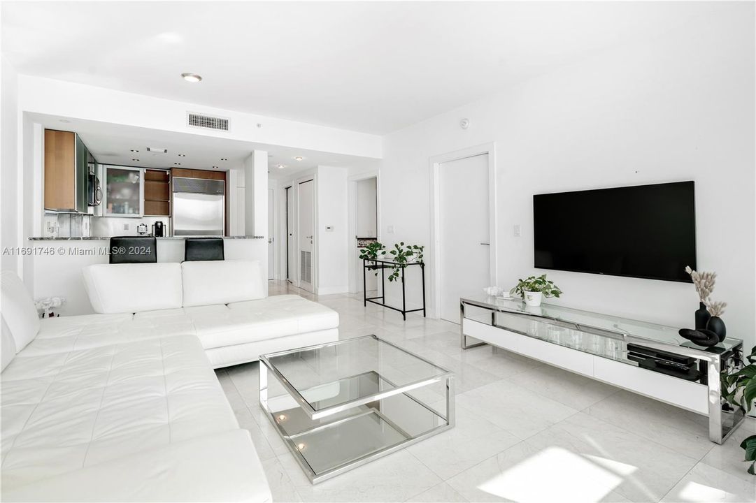 For Sale: $830,000 (1 beds, 1 baths, 776 Square Feet)