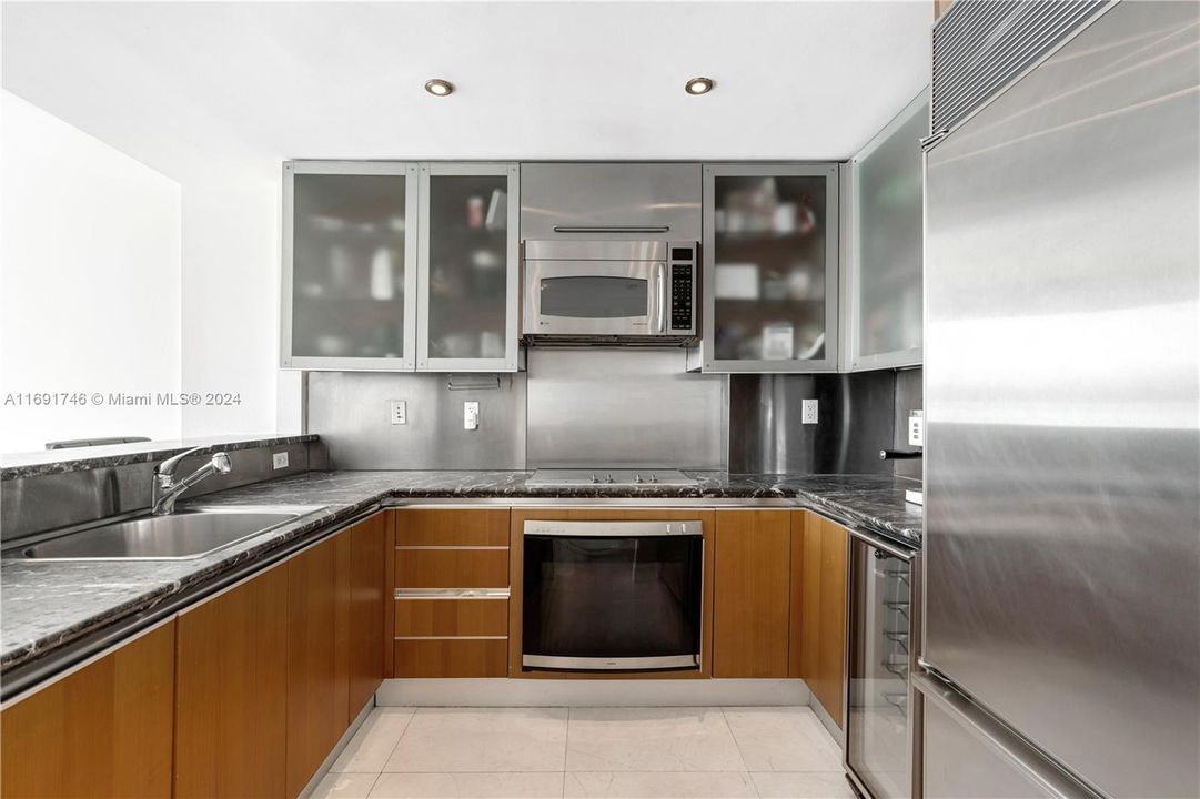 For Sale: $830,000 (1 beds, 1 baths, 776 Square Feet)