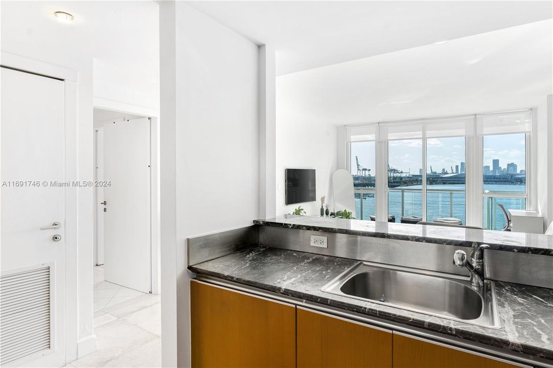 For Sale: $830,000 (1 beds, 1 baths, 776 Square Feet)