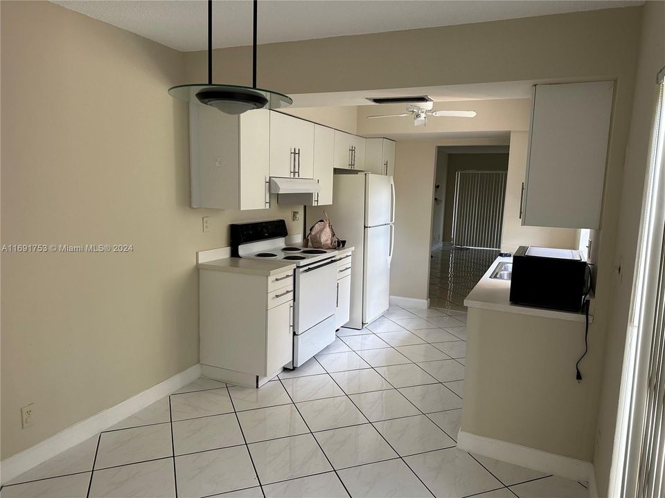 For Rent: $2,900 (2 beds, 2 baths, 1015 Square Feet)