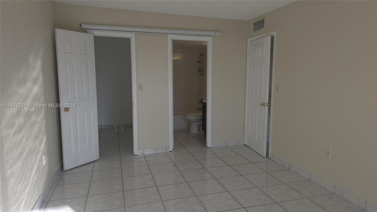 For Sale: $244,000 (2 beds, 2 baths, 996 Square Feet)