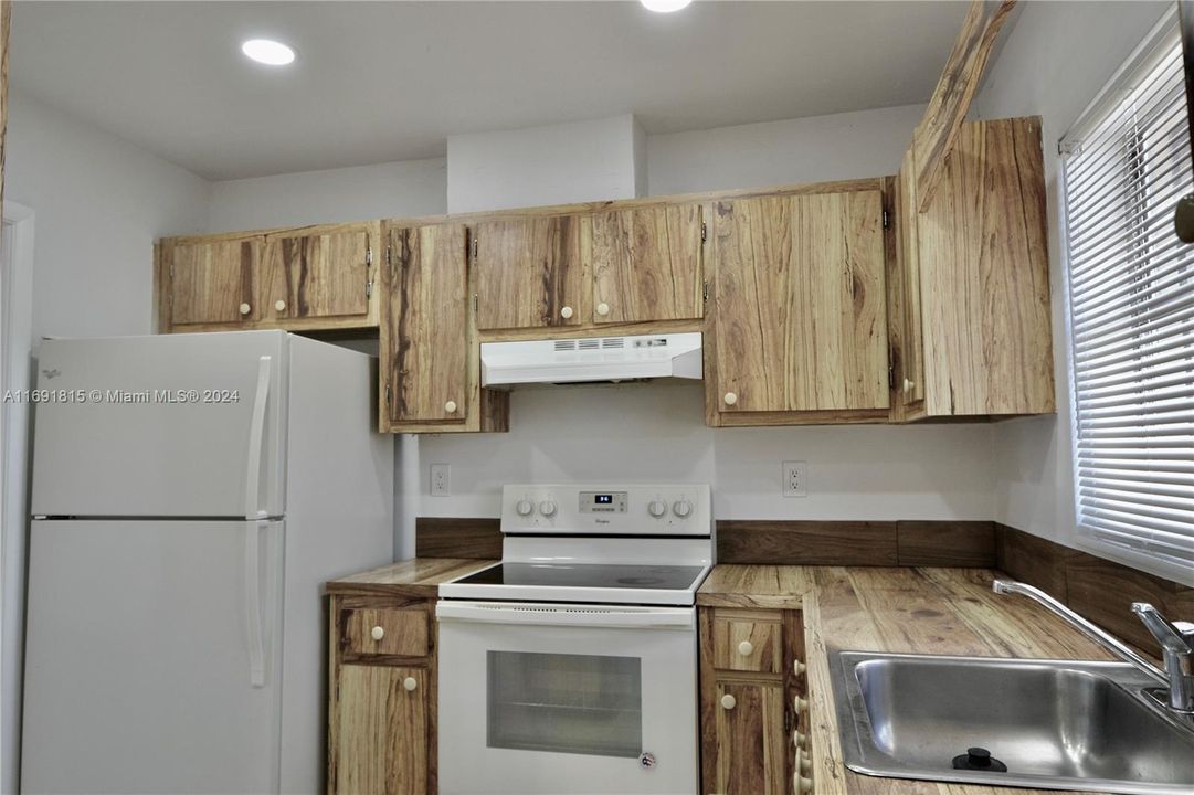 For Rent: $2,600 (2 beds, 2 baths, 1003 Square Feet)