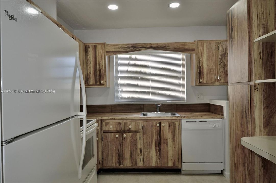 For Rent: $2,600 (2 beds, 2 baths, 1003 Square Feet)