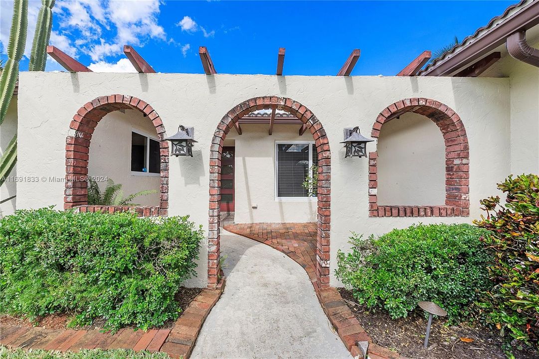 For Sale: $715,000 (3 beds, 2 baths, 2018 Square Feet)