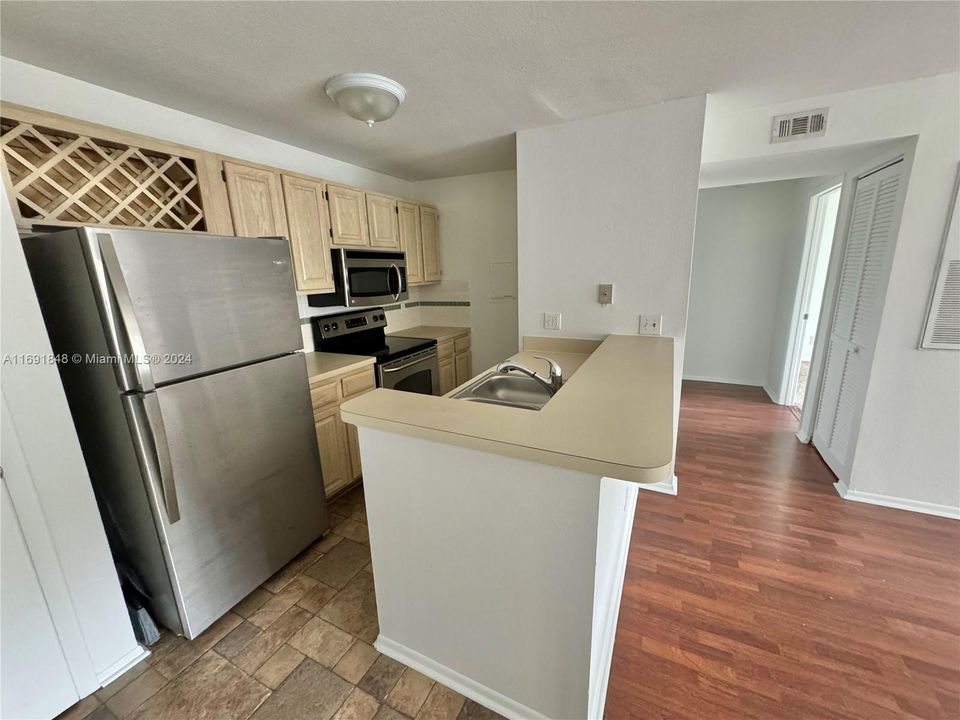 For Rent: $1,800 (1 beds, 1 baths, 636 Square Feet)