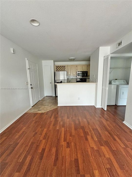 For Rent: $1,800 (1 beds, 1 baths, 636 Square Feet)