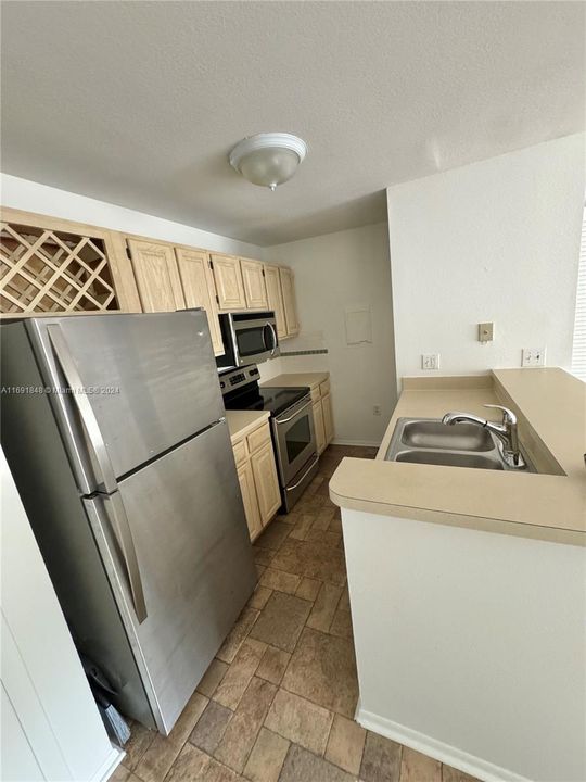 For Rent: $1,800 (1 beds, 1 baths, 636 Square Feet)