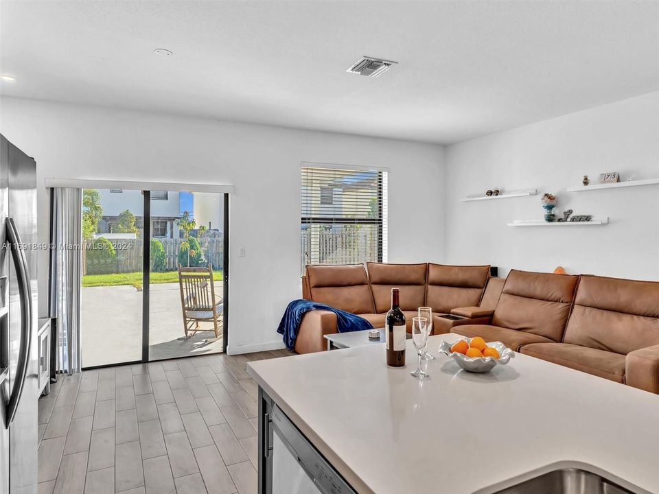 Active With Contract: $467,000 (3 beds, 2 baths, 1651 Square Feet)