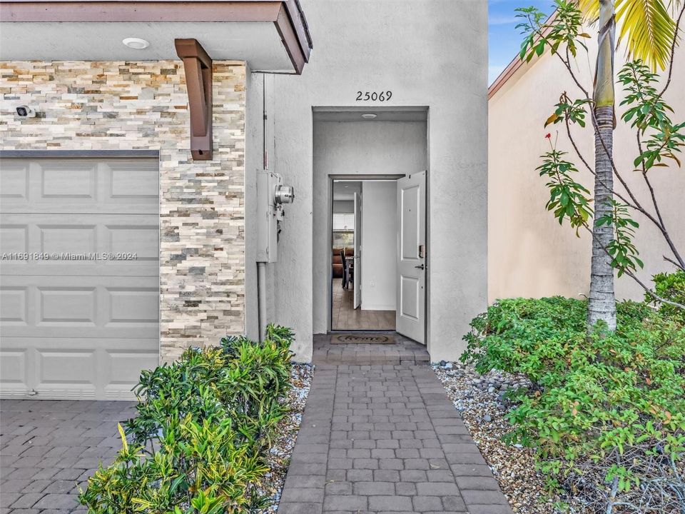 Active With Contract: $467,000 (3 beds, 2 baths, 1651 Square Feet)