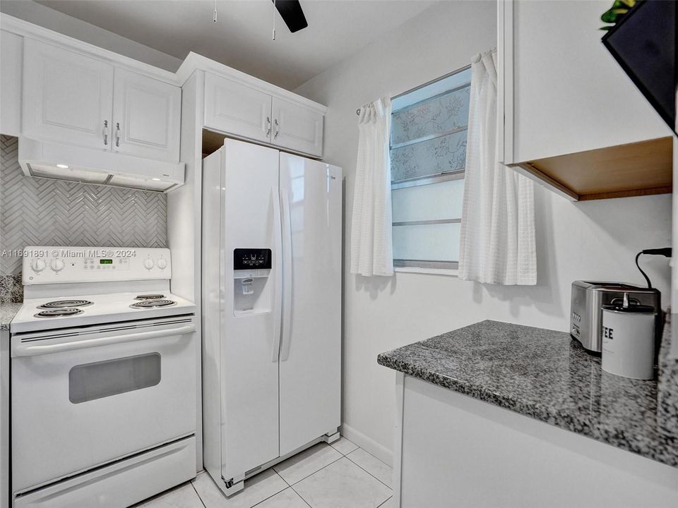 For Sale: $145,000 (1 beds, 1 baths, 684 Square Feet)