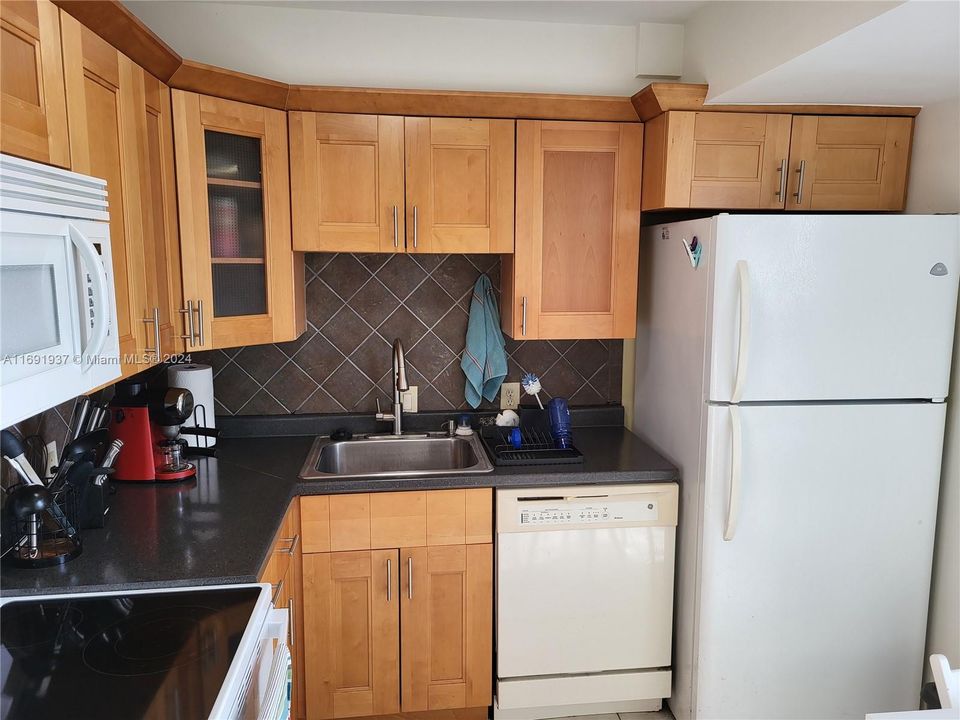 Active With Contract: $1,950 (1 beds, 1 baths, 741 Square Feet)