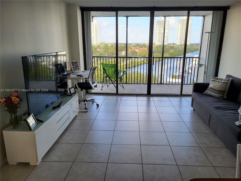 Active With Contract: $1,950 (1 beds, 1 baths, 741 Square Feet)