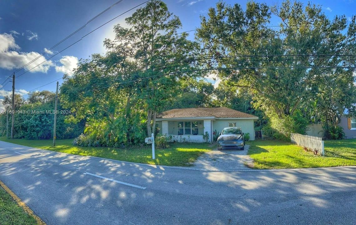 For Sale: $485,000 (3 beds, 2 baths, 988 Square Feet)