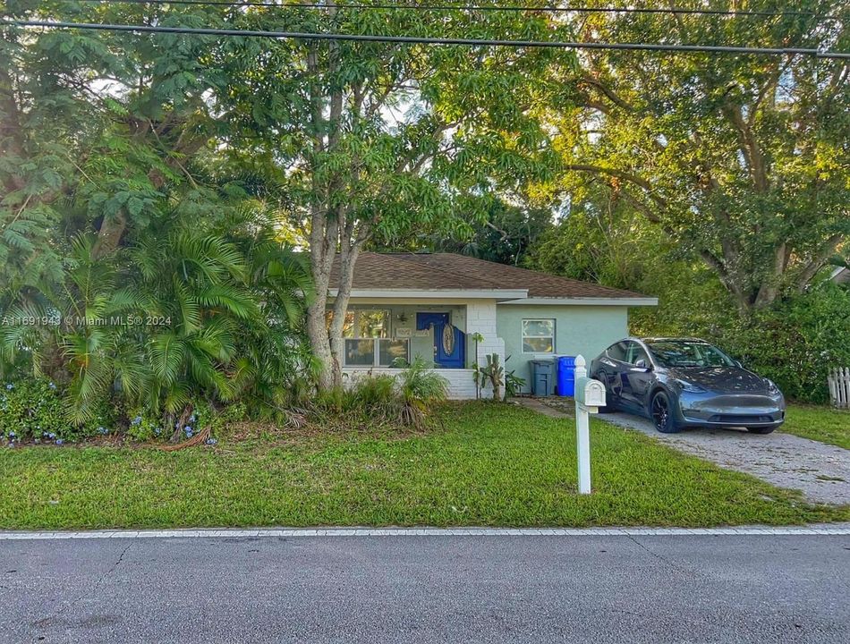 For Sale: $485,000 (3 beds, 2 baths, 988 Square Feet)