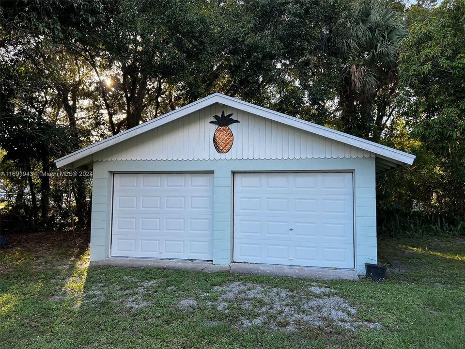 For Sale: $485,000 (3 beds, 2 baths, 988 Square Feet)