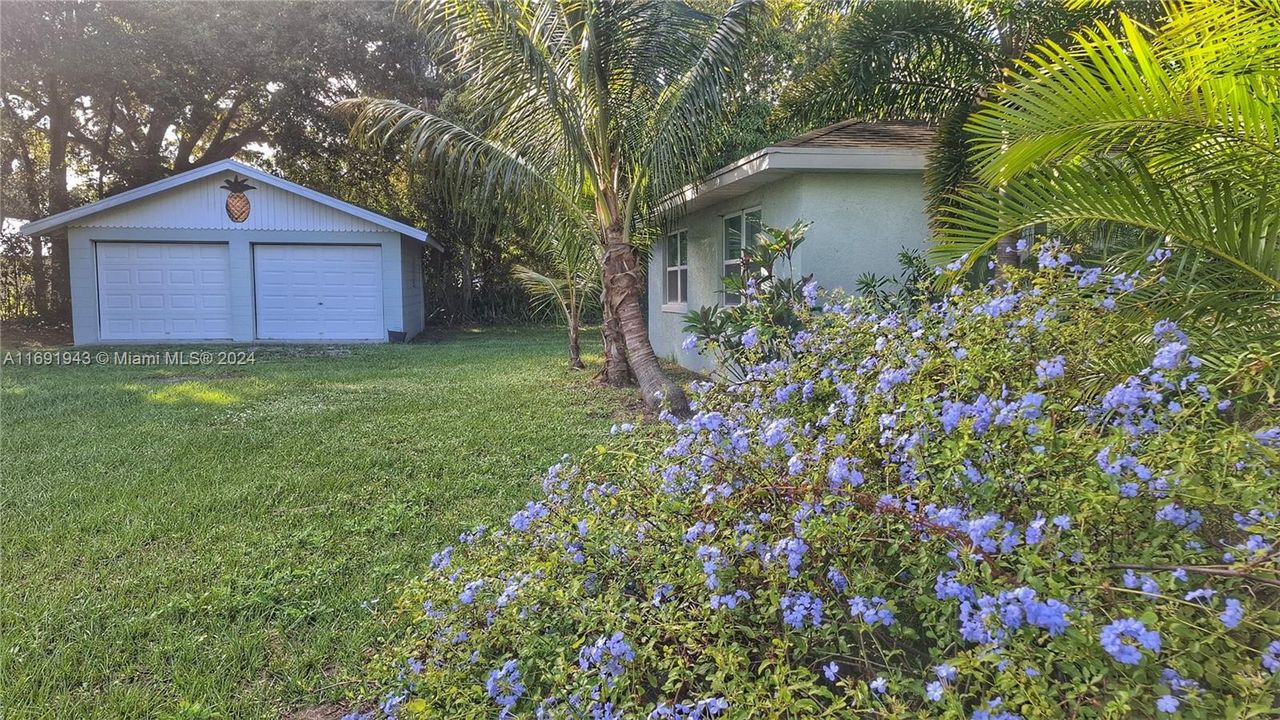 For Sale: $485,000 (3 beds, 2 baths, 988 Square Feet)