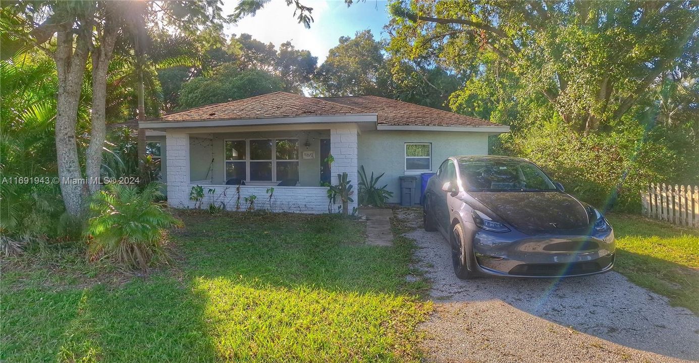 For Sale: $485,000 (3 beds, 2 baths, 988 Square Feet)