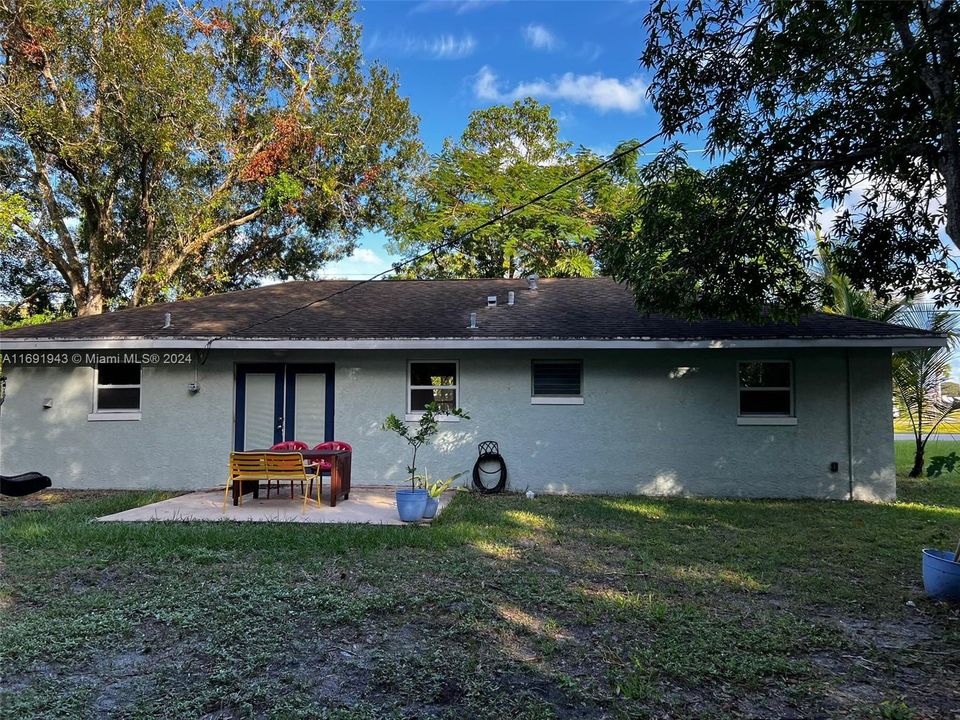 For Sale: $485,000 (3 beds, 2 baths, 988 Square Feet)