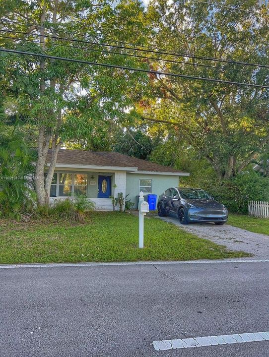 For Sale: $485,000 (3 beds, 2 baths, 988 Square Feet)