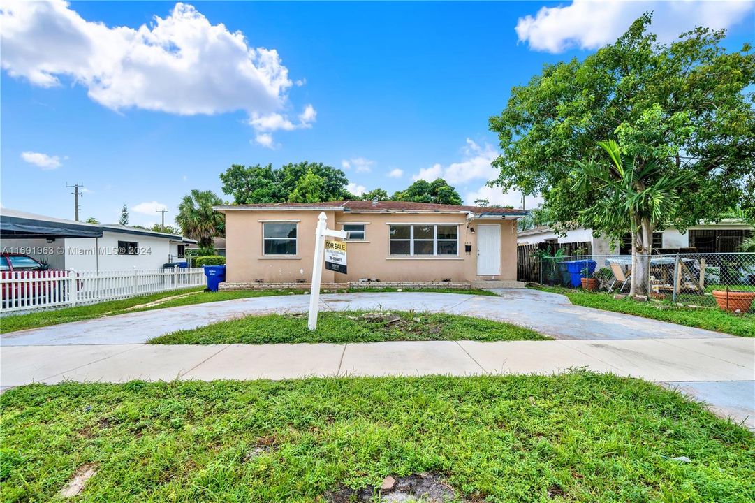 For Sale: $535,000 (3 beds, 2 baths, 1978 Square Feet)