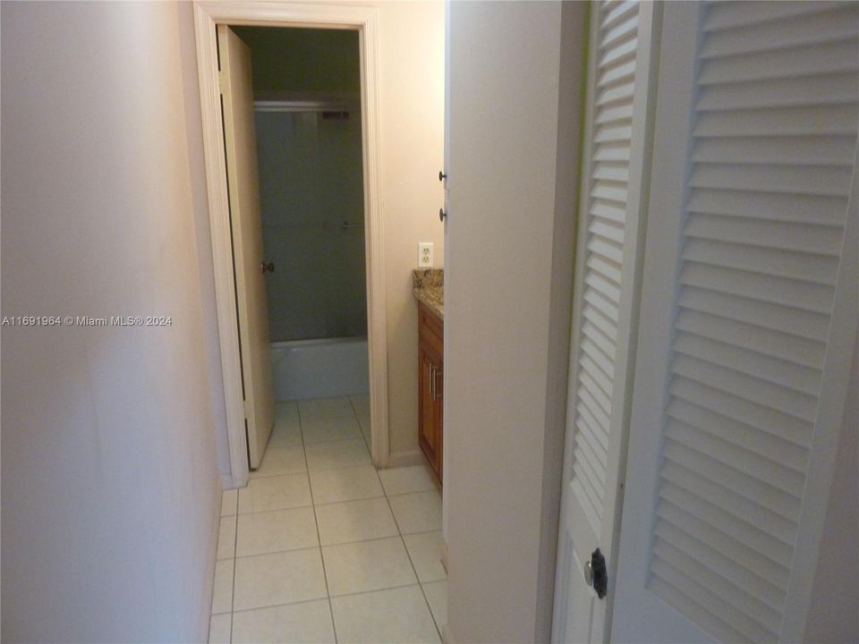 For Rent: $1,800 (1 beds, 1 baths, 667 Square Feet)