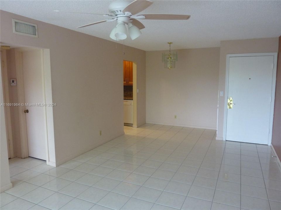 For Rent: $1,800 (1 beds, 1 baths, 667 Square Feet)