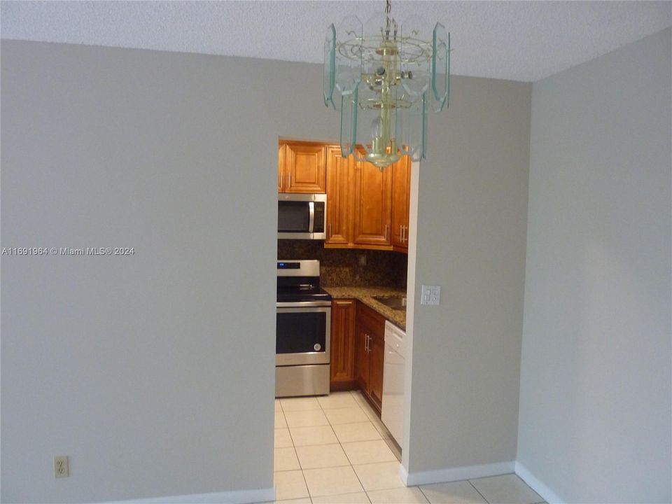 For Rent: $1,800 (1 beds, 1 baths, 667 Square Feet)