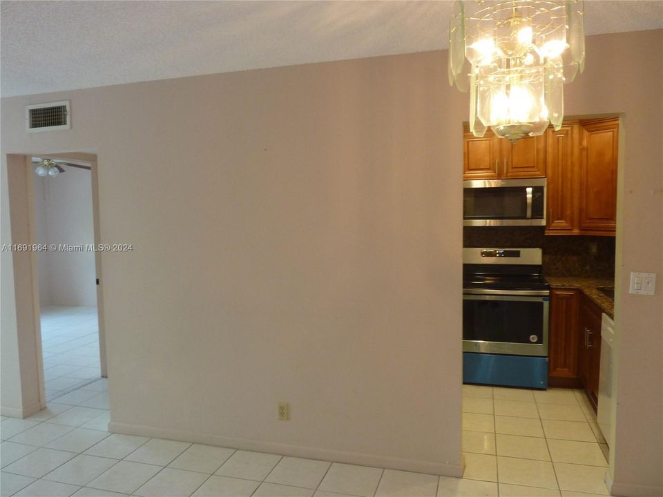 For Rent: $1,800 (1 beds, 1 baths, 667 Square Feet)