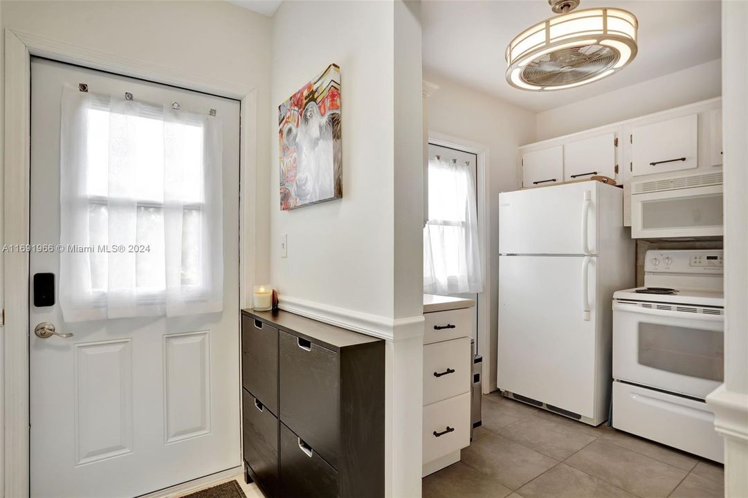 For Sale: $144,500 (2 beds, 2 baths, 944 Square Feet)