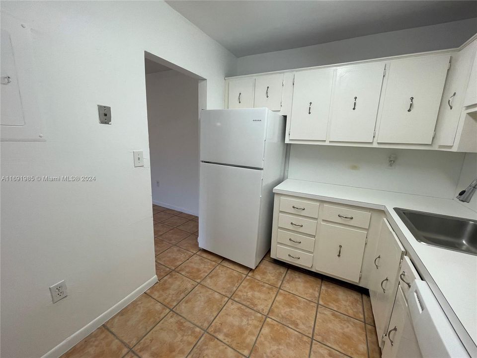 For Rent: $1,995 (1 beds, 1 baths, 1010 Square Feet)