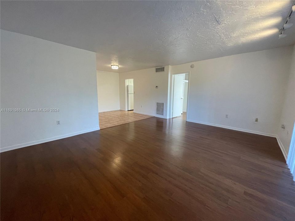 For Rent: $1,995 (1 beds, 1 baths, 1010 Square Feet)