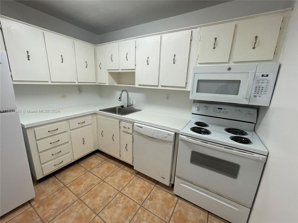 For Rent: $1,995 (1 beds, 1 baths, 1010 Square Feet)