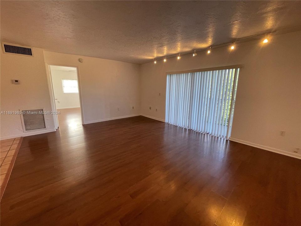 For Rent: $1,995 (1 beds, 1 baths, 1010 Square Feet)