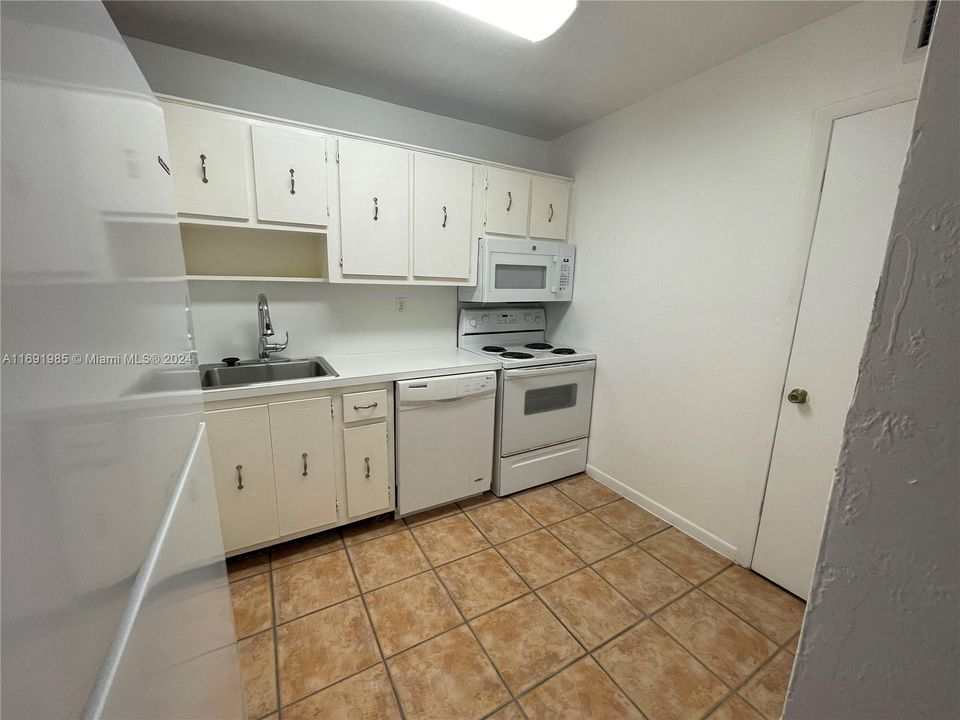 For Rent: $1,995 (1 beds, 1 baths, 1010 Square Feet)