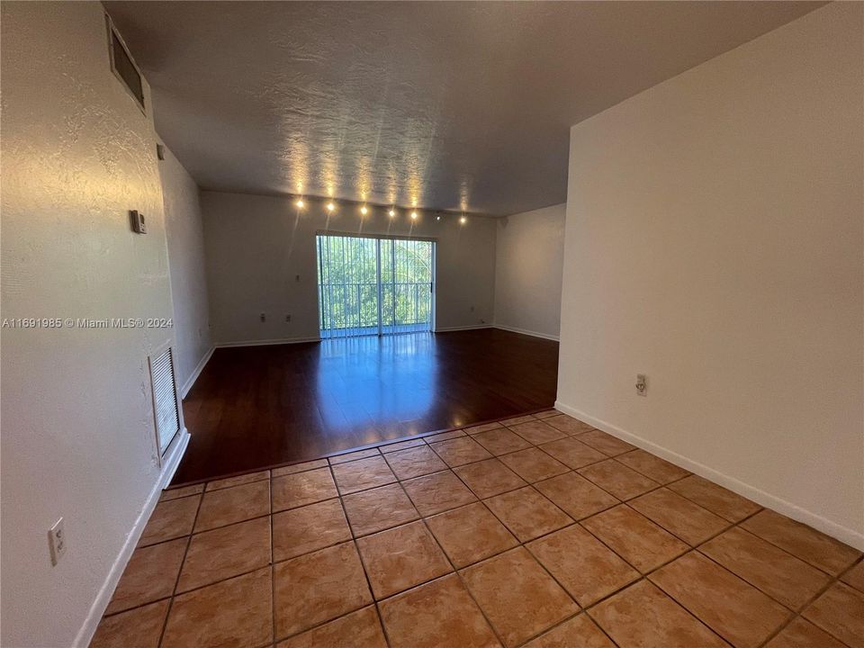 For Rent: $1,995 (1 beds, 1 baths, 1010 Square Feet)