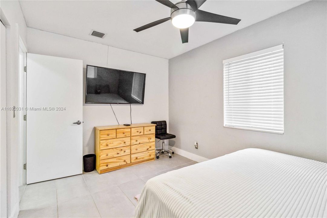 For Sale: $440,000 (3 beds, 2 baths, 984 Square Feet)