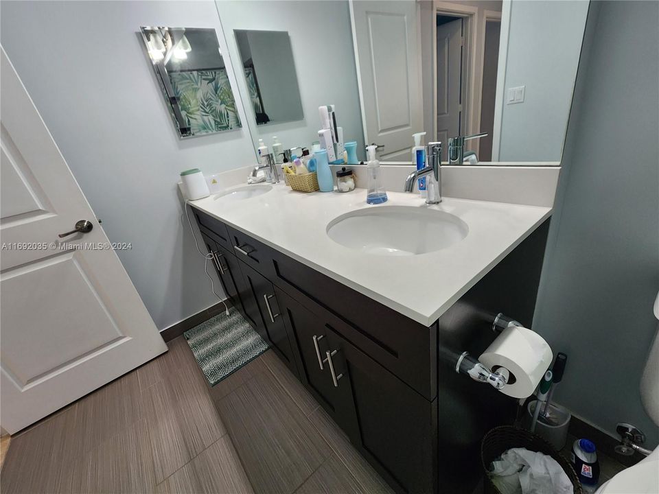 Scond floor guest bathroom