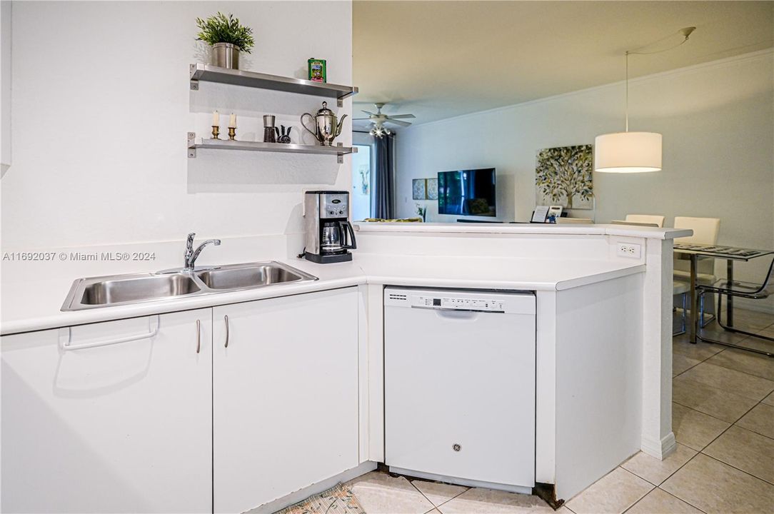 For Sale: $315,000 (2 beds, 2 baths, 1102 Square Feet)