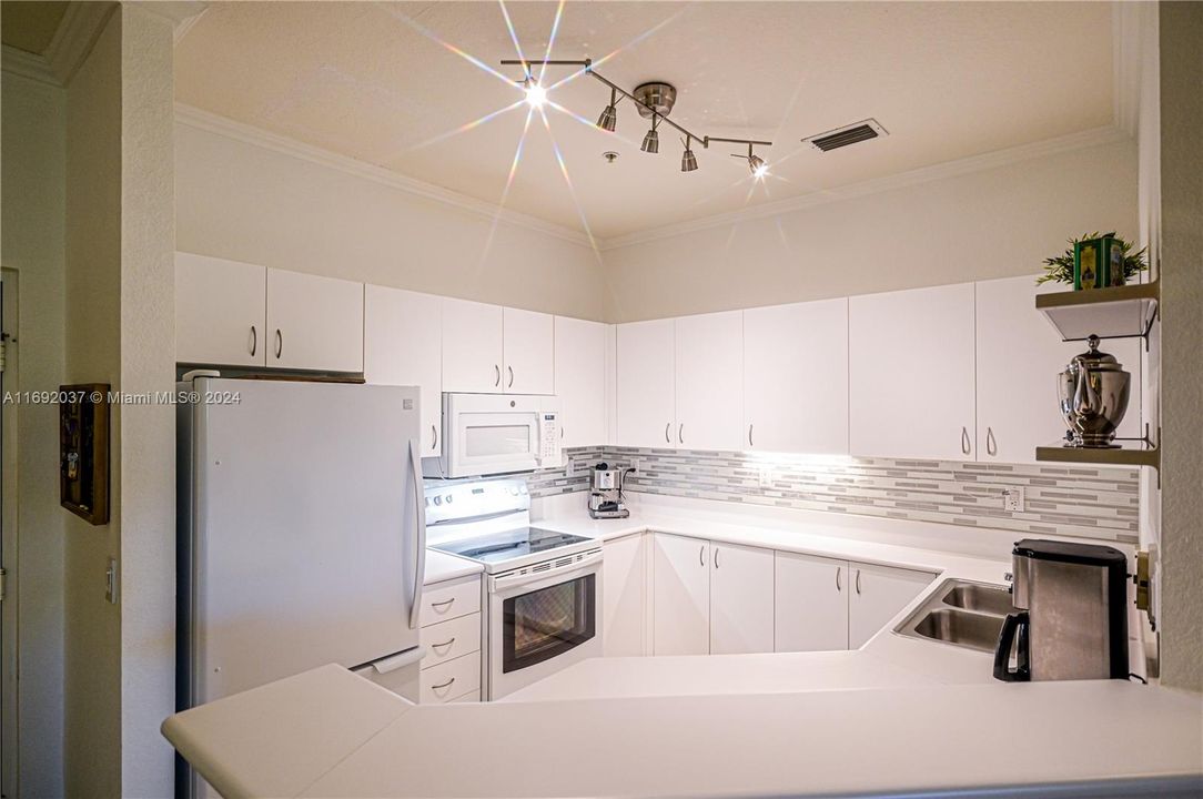 For Sale: $315,000 (2 beds, 2 baths, 1102 Square Feet)