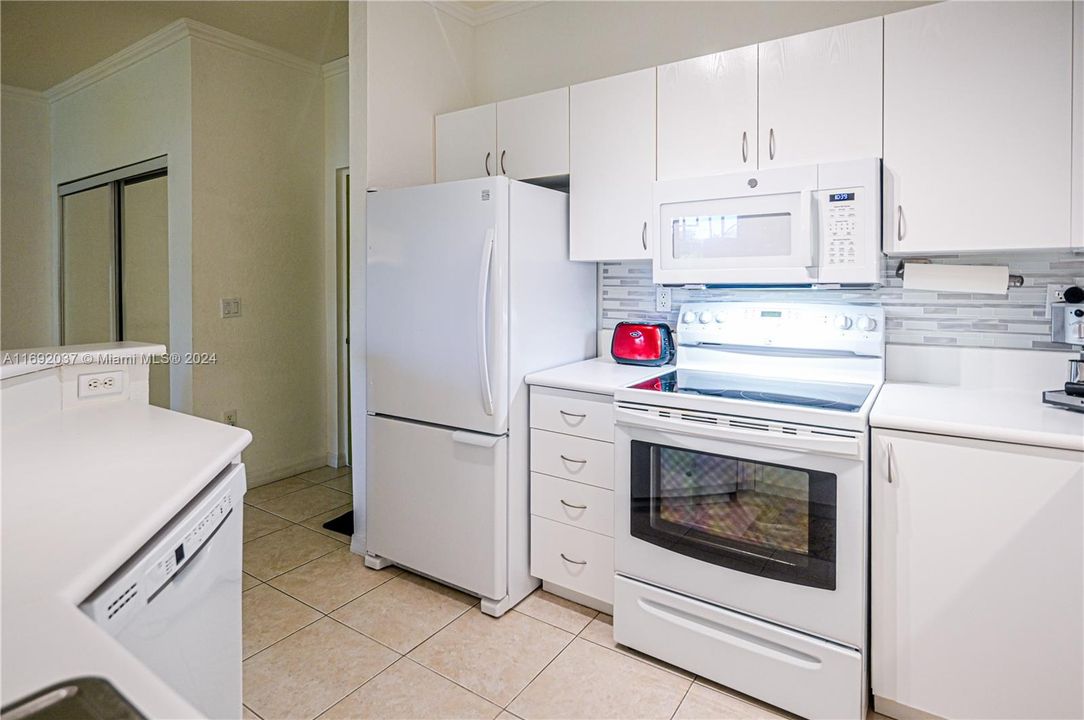 For Sale: $315,000 (2 beds, 2 baths, 1102 Square Feet)