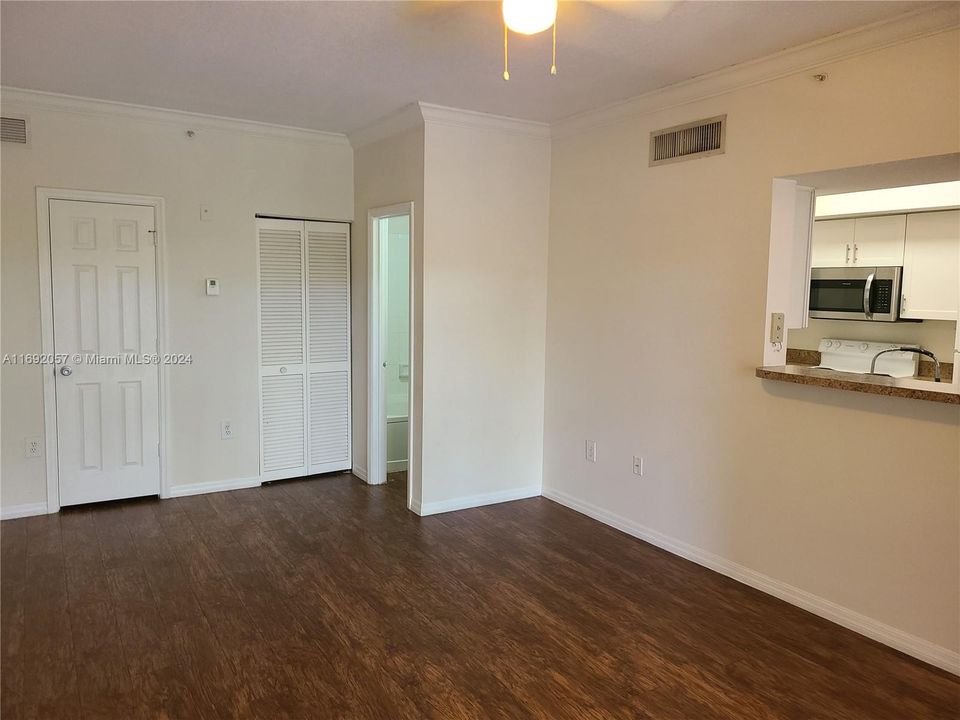 For Rent: $1,950 (1 beds, 1 baths, 810 Square Feet)