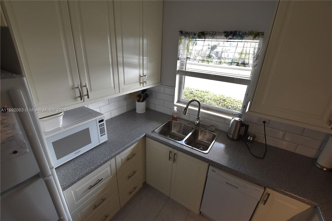 For Sale: $139,500 (1 beds, 1 baths, 662 Square Feet)