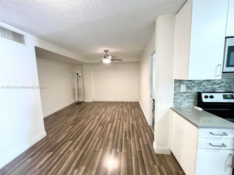 For Sale: $269,000 (1 beds, 1 baths, 667 Square Feet)