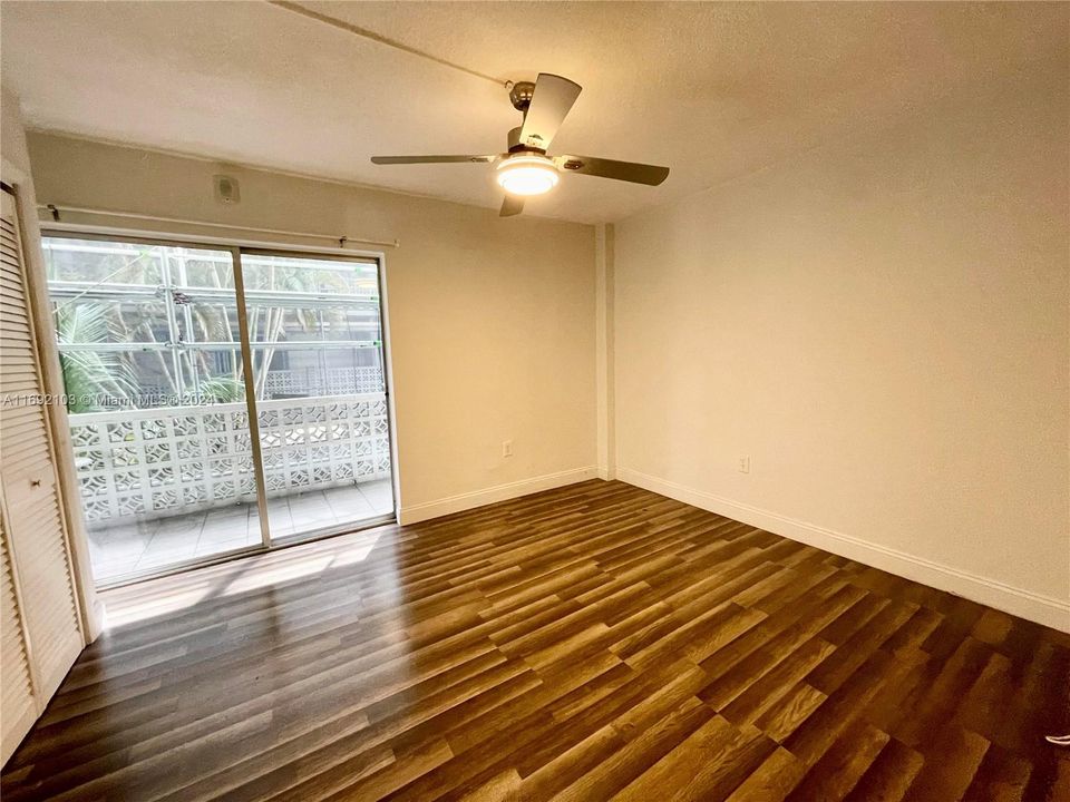 For Sale: $269,000 (1 beds, 1 baths, 667 Square Feet)