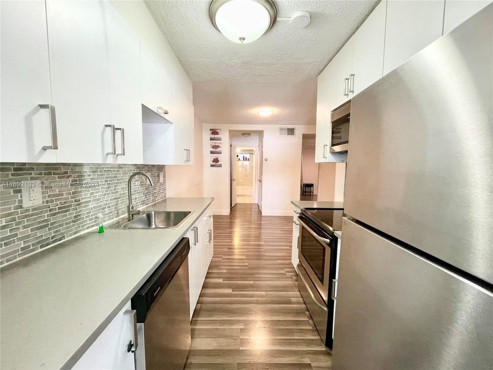 For Sale: $269,000 (1 beds, 1 baths, 667 Square Feet)