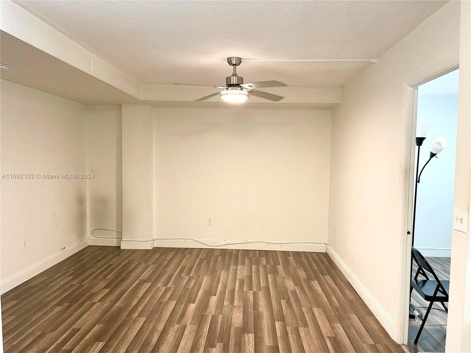 For Sale: $269,000 (1 beds, 1 baths, 667 Square Feet)