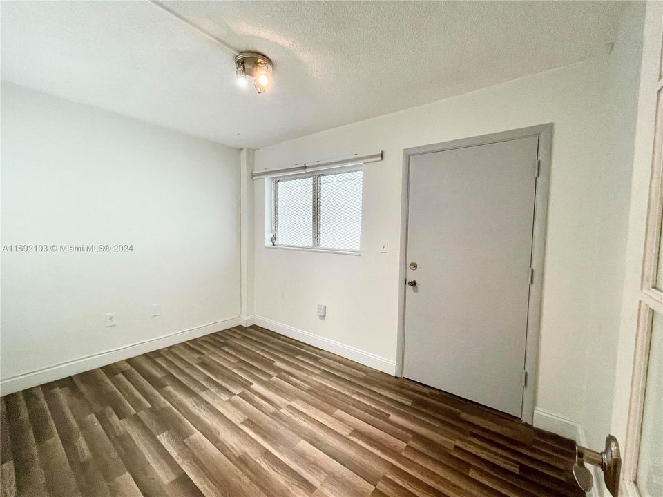 For Sale: $269,000 (1 beds, 1 baths, 667 Square Feet)